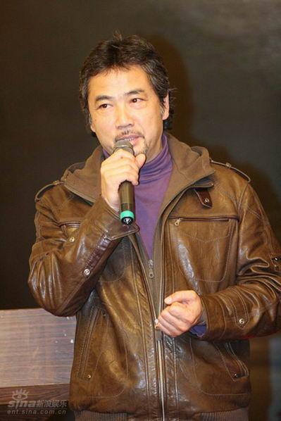 《烽火影人》在北京舉行新聞發佈會,導演陳劍飛攜劇中演員羅海瓊(聽歌