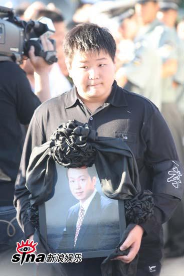 图文罗京追悼会罗疏桐怀抱遗像