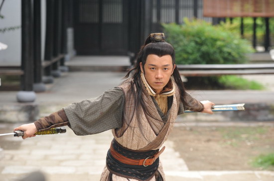 图文:《萍踪侠影》剧照曝光-潘粤明英姿飒爽