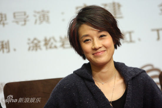 马伊琍端庄新浪娱乐讯 10月31日下午,电视剧《双城生活》北京卫视开播