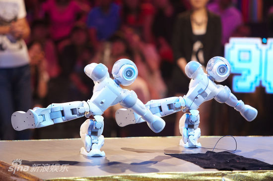 《年代秀》播出第三季的第四集,精彩节目包括蔡明(微博)与智能机器人