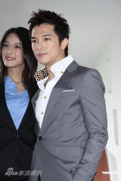 图文螺丝小姐发布会赖雅妍与邱泽