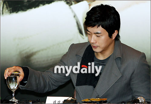 电视剧主演权相宇,李瑶苑,金成秀等参加了发布会.