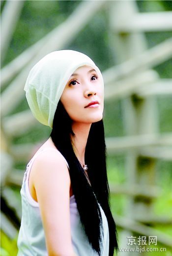 商蓉的名字也伴随着一个淡定,从容,睿智的银幕形象"女神捕——铁飞花"