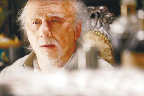 成龙老人妆罕见造型在网上流传,让人几乎难以辨认出成龙本来的样子.