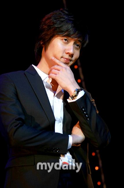 神话组合的成员andy22日在日本举行官方歌迷会的成立仪式