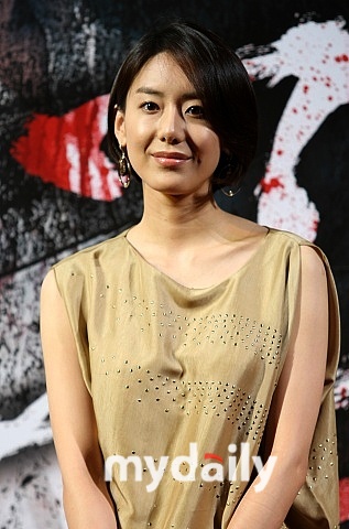 在16日下午,尹正熙完成了sbs电视剧《家门的荣耀》的拍摄之后乘车前往