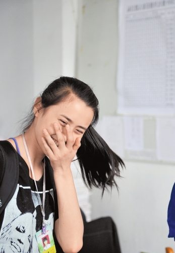 下了舞台,15岁的她面对镜头笑得很羞涩