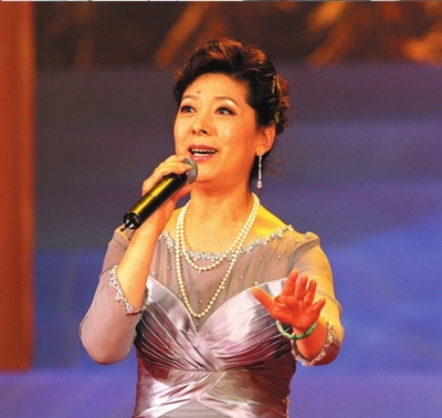 84岁王昆登台献唱《歌唱祖国》