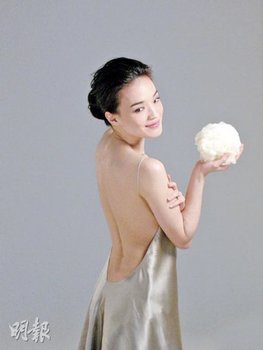 舒淇沐浴中性感秀美背童心未泯玩浴球图