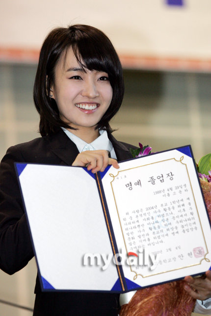 韩国女歌手尹河获荣誉高中毕业证书