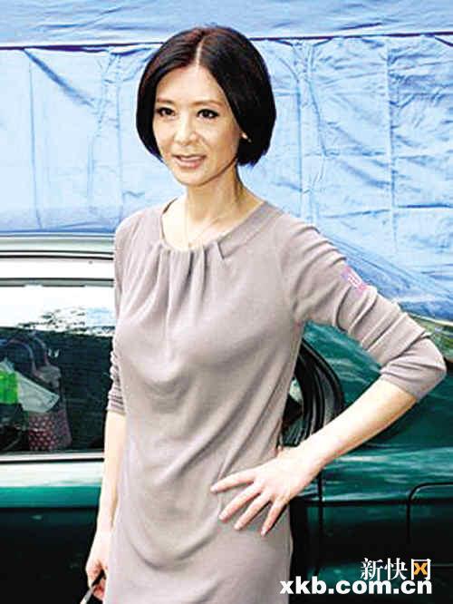 港星夏文汐近日复出演电影《出轨的女人》,现实中,她和长驻美国的老公