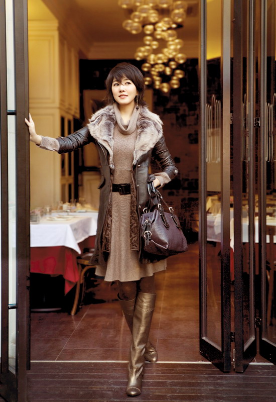 图文:金善雅冬装俏丽写真--浪漫西餐馆门口