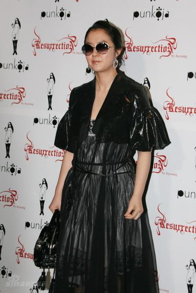 图文:少女时代成员走秀--女星李在恩到场助阵