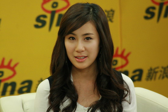 图文:张力尹做客新浪聊新专辑--想买奢侈的相机