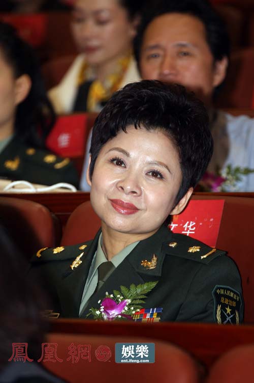 董文华与老艺术家叙旧私语豪饮香槟酒图