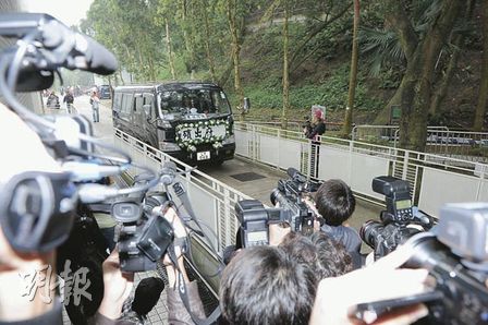 靈車駛上哥連臣角,車頭的出殯牌沒有姓氏.