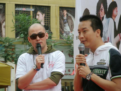 胡力李玉刚飙女声 兄弟俩同唱一首歌为灾区筹款