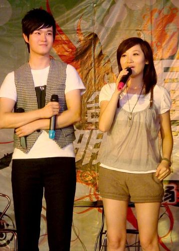 乔峰北京开歌友会 才女岳夏高调现身