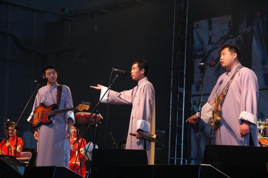 南城二哥的摇滚相声subs的嘶吼现场老爷子重塑雕像的权利依旧低调新浪