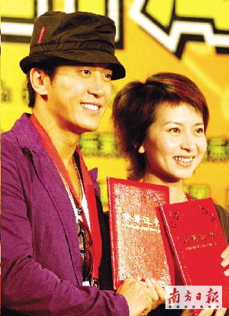 毛宁与甘萍获得"流行歌曲30周年杰出成就奖".刘力勤 摄