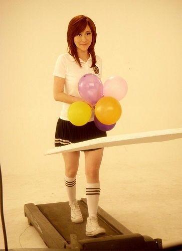 才女岳夏不慎跌伤仍坚持拍mv(图)