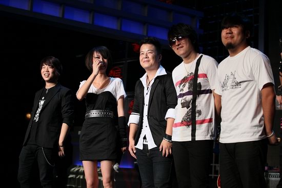 甜蜜的一家:甜蜜旅行乐队幸福流泪的萌萌被四个男人捧在手心里的女孩