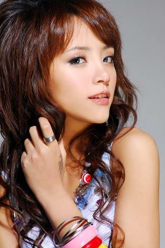 文筱芮变身双面娇娃情歌热舞能文能武