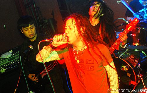 夜叉十五年首度成都专场 全场高举金属的手势