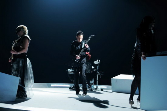 杨坤站台mv独家首播被指80后泡妞最佳舞曲