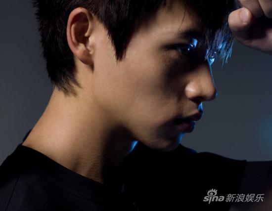魏晨黑色系造型曝光半熟潮男展露性感一面图