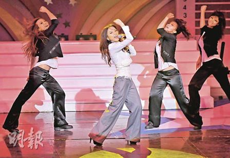 阎奕格演唱劲歌时不慎外穿马甲滑落,幸好没有出洋相阎奕格经过两个多