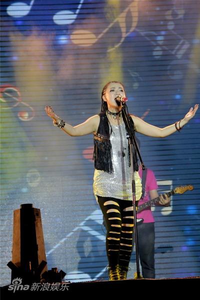 歌手林丽林丽现场摇滚味十足马蕊深情演唱《我和林妹妹》新浪娱乐讯 8