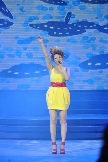 5月8日下午,央视《星光大道》2010年度4强苏比(suby,中文名郑舒尹)在