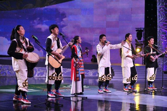 风格各异的乐器,玛吉阿米乐队可谓独树一帜吉他,鼓,龙头琴,曼陀铃,弦