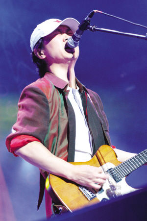 纪念国际和平年百名歌星演唱会上,年轻的崔健弹着吉他,高唱着《一无