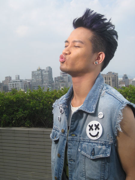 吴忠明mv顶牛角发型 哈林封为音乐界金钢狼