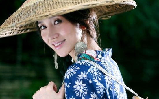 阿朵民族风新歌《烟雨凤凰》28日首发(图)