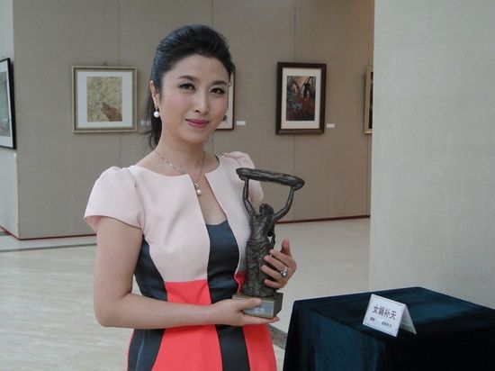 刘媛媛出席环保作品展 呼吁水环保微公益