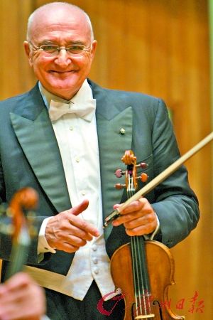 世界小提琴家阿卡多星海展示魔鬼技艺