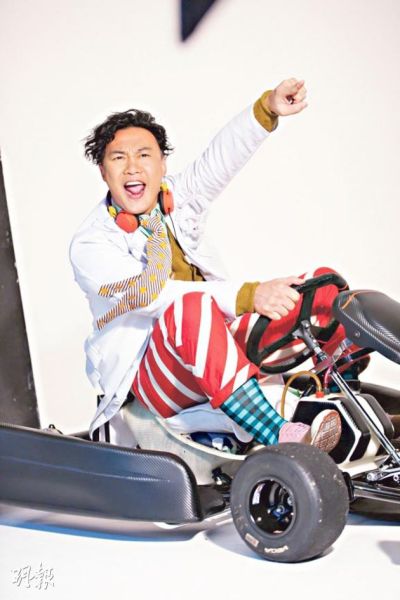陈奕迅为网上音乐平台拍广告，坐在高卡车上尽力演出。
