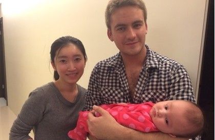 51岁的黄安[微博]去年底升格外公,他22岁女儿黄思佳和英国男友andrew