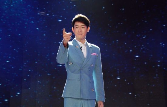 近日,双语主持人陈正飞andy主持了东南卫视[微博]全新打造的综艺节目