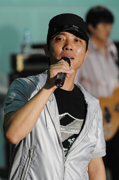 黑龙新浪娱乐讯 日前,歌手黑龙结束了山东的活动立刻搭乘航班返回沈阳