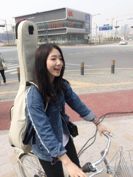 朴信惠公开新歌mv花絮照化身吉他少女