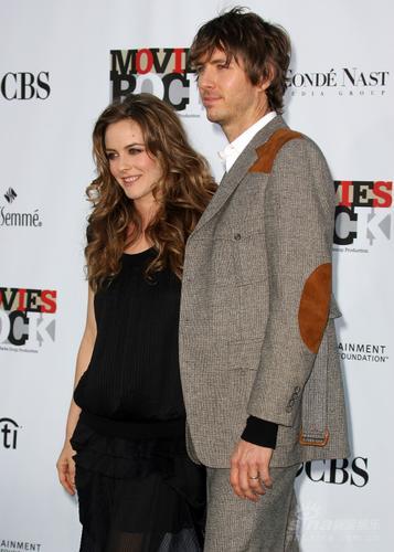 图文:艾丽西亚-西尔沃斯通和丈夫开心合影