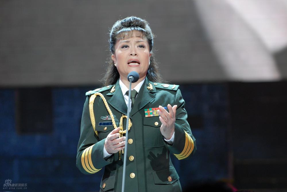 图文:韩芝萍演唱《歌唱敬爱的周总理》