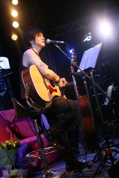 图文李健演唱会自弹自唱
