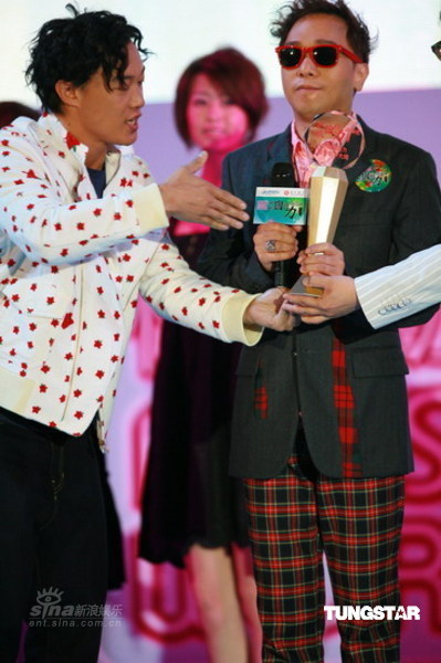 图文:新城国语力颁奖--陈奕迅为黄家强颁奖