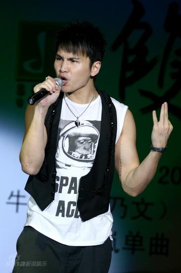 图文:温岚叶乃文京城斗舞--牛奶唱《舞是刀》